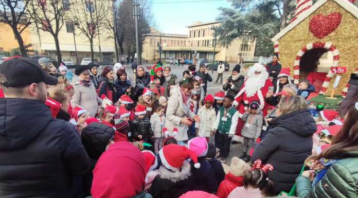 Merate, alla festa di Natale della materna di viale Verdi il grazie per i libri donati