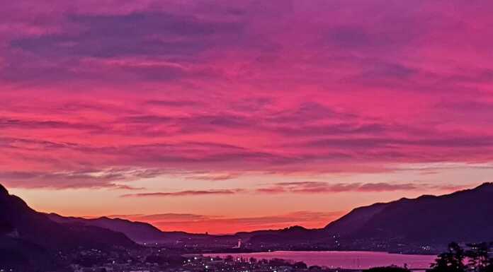 Alba magica sulla città di Lecco: lago e montagne si tingono di rosso alba_lecco_20241216
