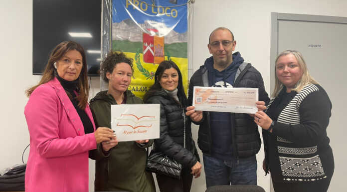 Grazie a “Corri Babbo Corri” consegnati 1.330 euro all’associazione “Ali per la scuola”