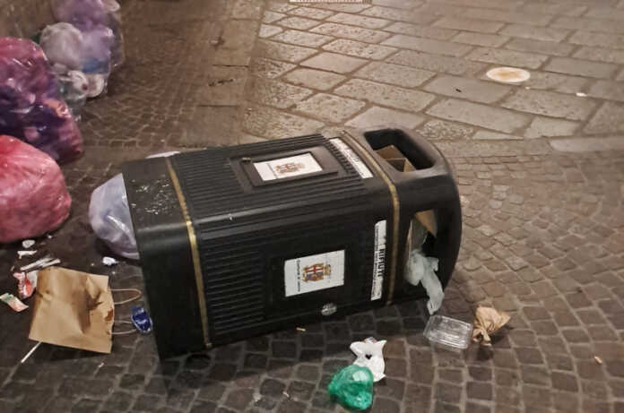 atti vandalici in centro città