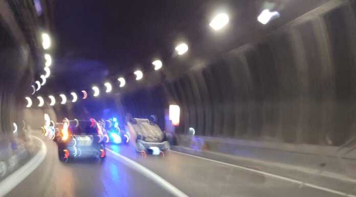 Auto si ribalta in galleria sulla nuova Lecco-Ballabio, soccorsi in azione