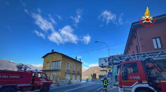 Vento forte: a Dorio chiusa la Sp72 a causa della caduta di alcune tegole caduta tegole dorio sp72
