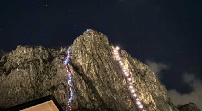 Montagne lecchesi illuminate dalle fiaccolate dell’antivigilia di Natale: magia natalizia senza tempo fiaccolata antivigilia natale