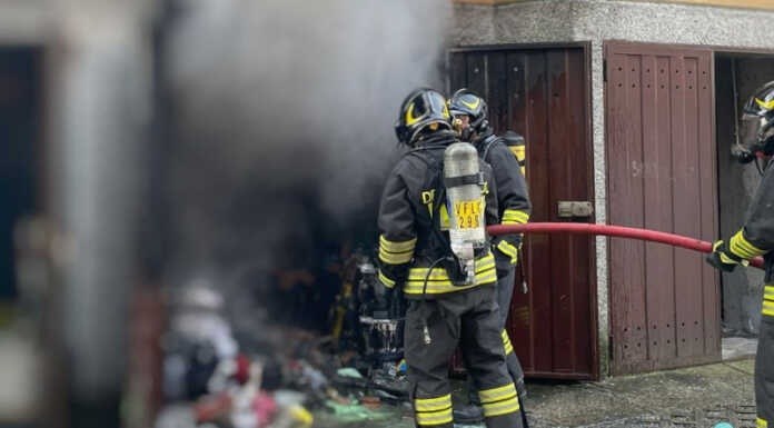 Incendio in un garage a Merate, intervento dei Vigili del Fuoco