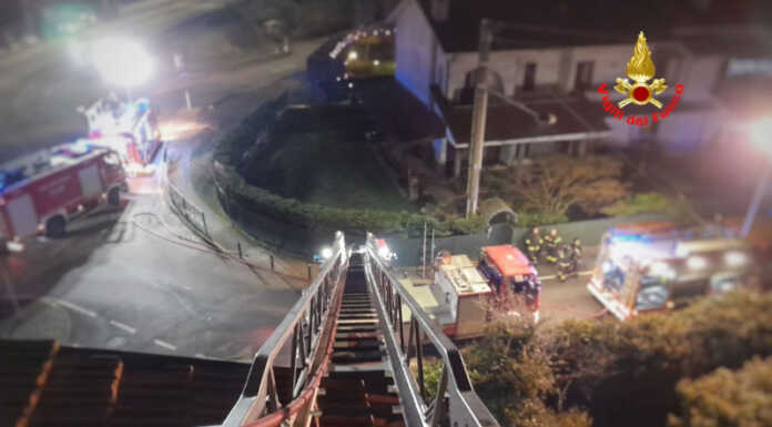 In fiamme una canna fumaria a Carnate, intervento dei Vigili del Fuoco