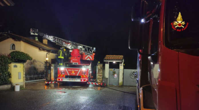 Allarme a Lomagna, in fiamme il tetto di una villetta incendio tetto a Lomagna