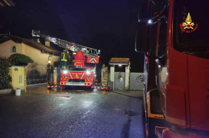 incendio tetto a Lomagna