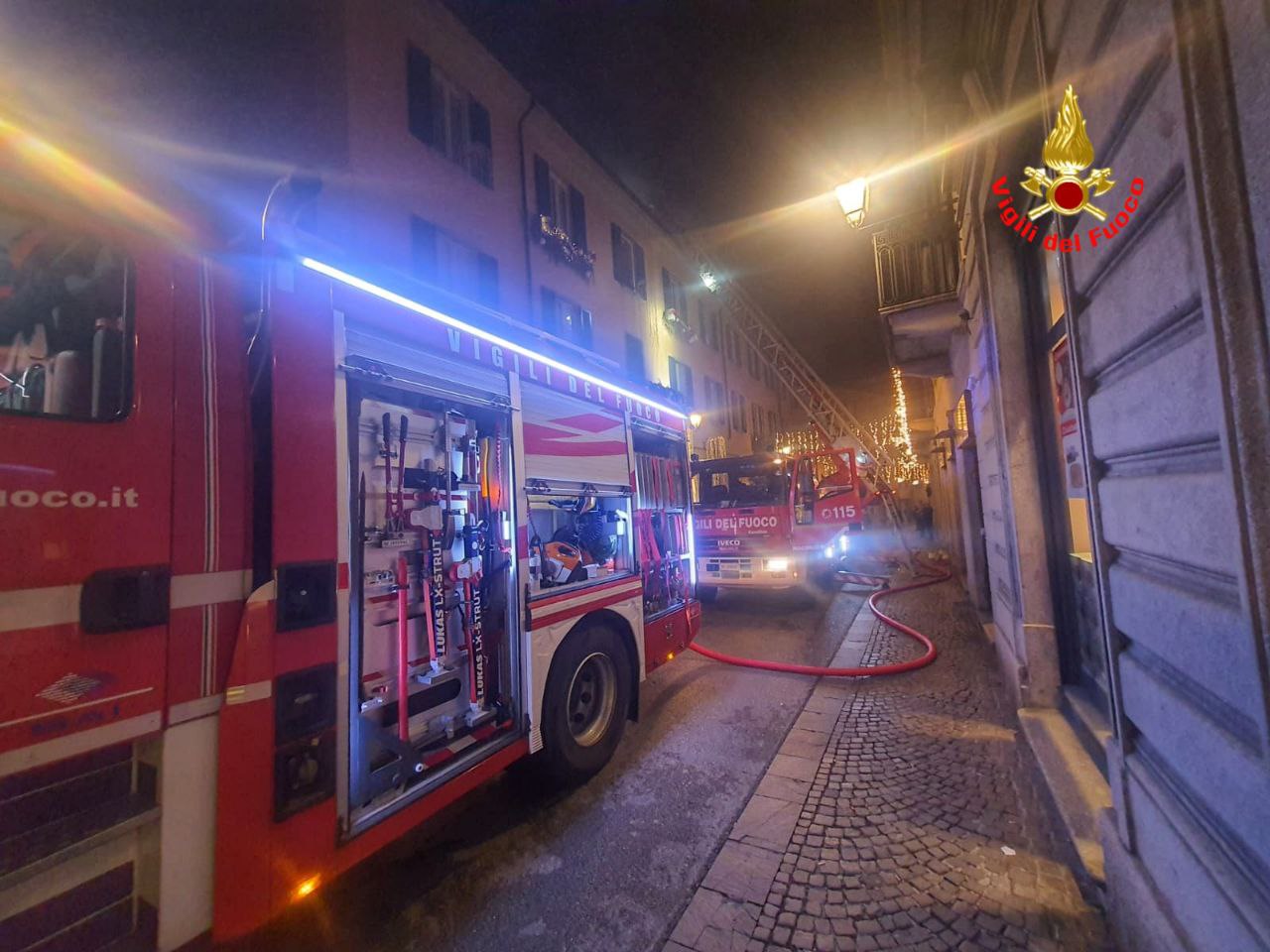 vigili del fuoco incendio tetto