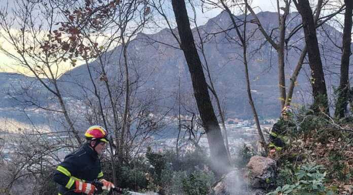 Spento l’incendio nei boschi sopra Lecco, in azione anche l’elicottero