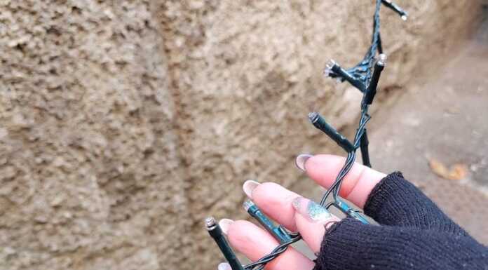 Malavedo. Strappate le luci di Natale in via Primo Maggio: “Un atto di teppismo davvero triste”