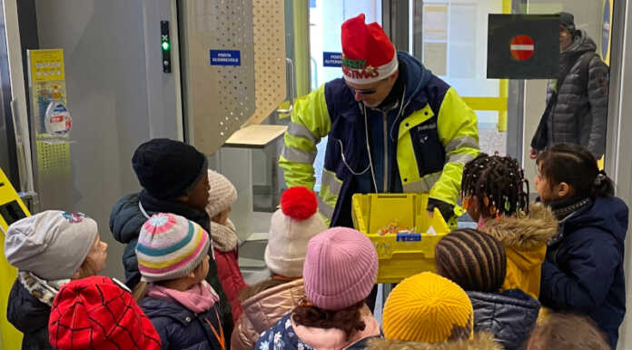 Merate. I bimbi dell’asilo di viale Verdi affidano le loro letterine alle Poste natale poste asilo merate
