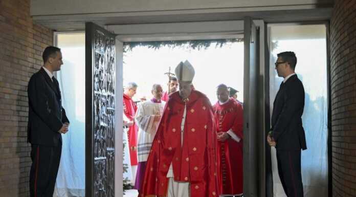 Papa Francesco apre la Porta Santa a Rebibbia: “Un messaggio di speranza e inclusione”