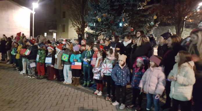 Primaluna. Majorettes, banda e sbandieratori per l’accensione dell’albero di Natale