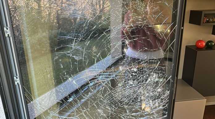 Sono in ferie e vedono dalle telecamere i ladri in casa: il colpo sventato dall’antifurto