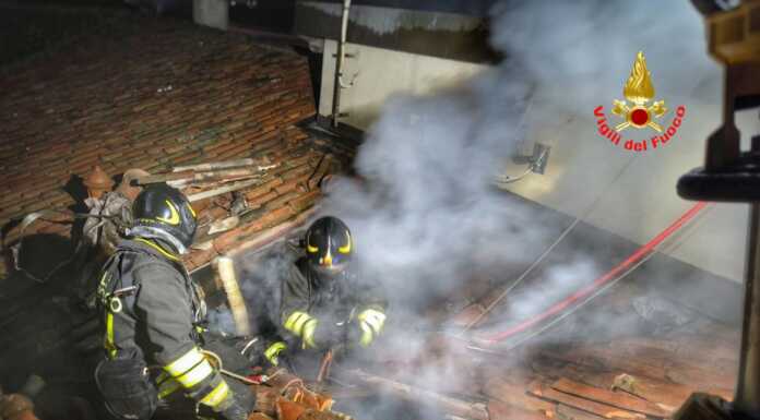 In fiamme un tetto in via Carlo Cattaneo, intervento dei Vigili del Fuoco vigili del fuoco incendio tetto