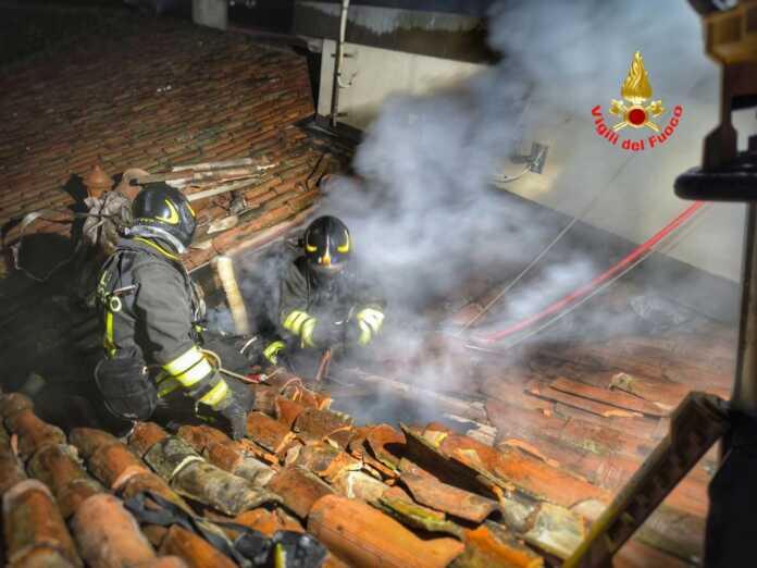 vigili del fuoco incendio tetto