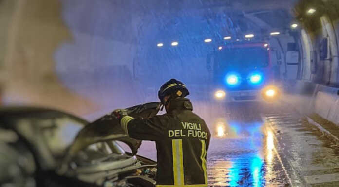 Si schianta sulla nuova Lecco-Ballabio e rompe un idrante, 24enne soccorso Vigili del Fuoco SS36 dir Nuova Lecco-Ballabio