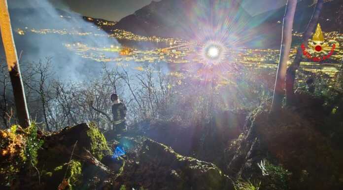 Incendio in zona Cava Cornello, sopra l’abitato di Lecco: vigili del fuoco sul posto