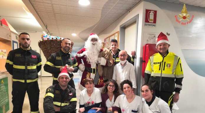 I vigili del fuoco con Babbo Natale in visita ai bimbi ricoverati in Pediatria