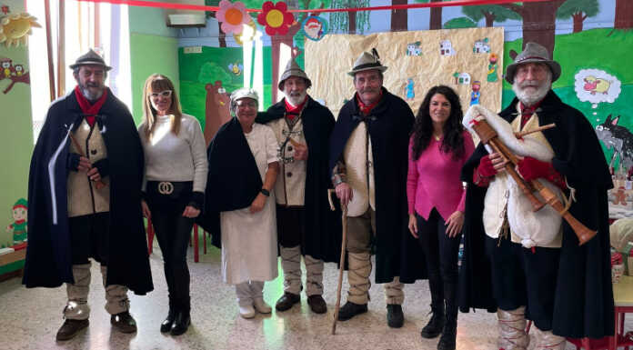 I bambini della scuola dell’infanzia di Carenno accolgono gli Zampognari della Brianza