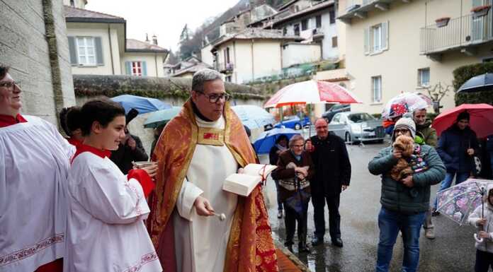 Malavedo. Sotto la pioggia la tradizionale benedizione degli animali Lecco Malavedo benedizione animali