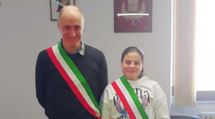 Carenno. Il nuovo consiglio comunale dei ragazzi a trazione femminile Angelica Rossi con il sindaco Luca Pigazzini