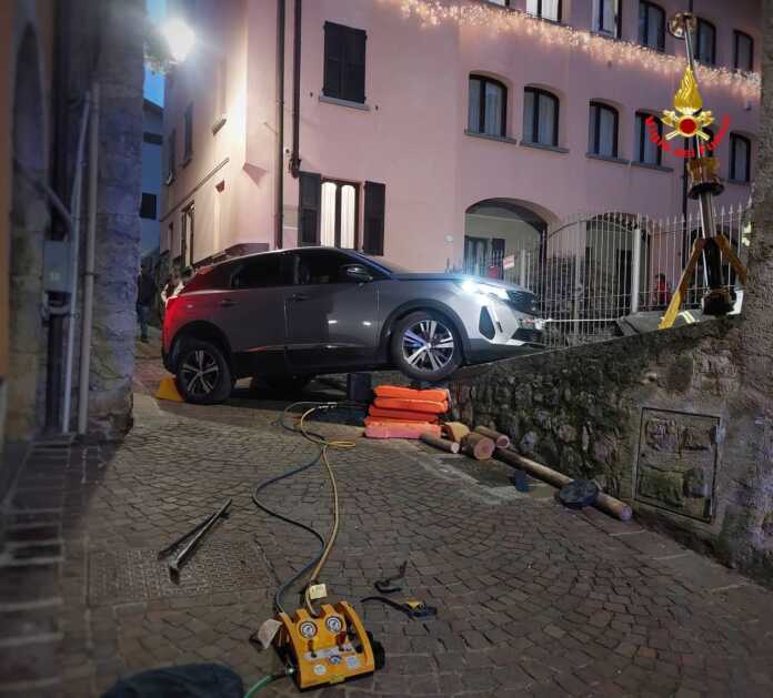 Barzio auto in bilico vigili del fuoco