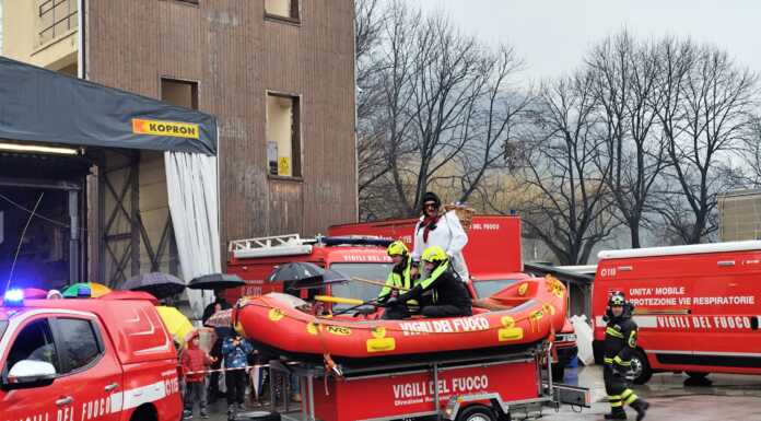 La Befana dei Vigili del Fuoco conquista i bambini di Lecco Befana Vigili del Fuoco 2025 (13)