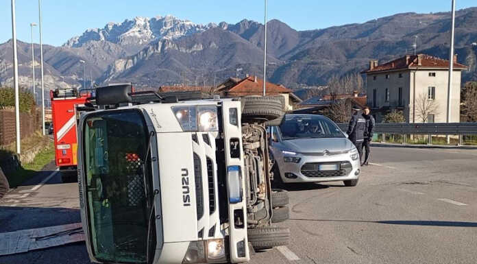 Brivio, perde il controllo del furgone e si ribalta