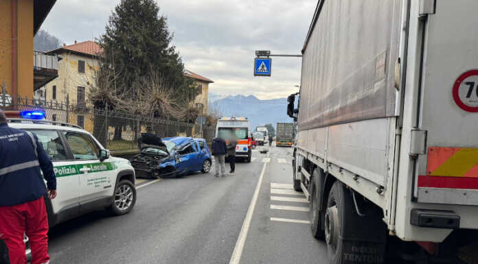 Brivio. Incidente tra un camion e due auto in via Nazionale