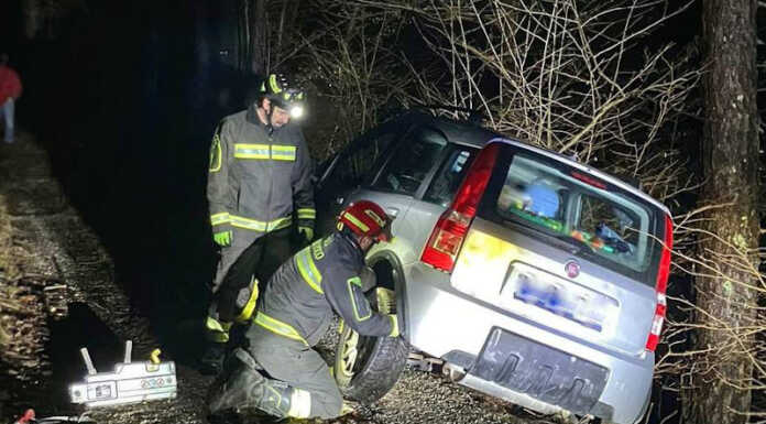 Casargo, auto fuori strada: intervento dei Vigili del Fuoco