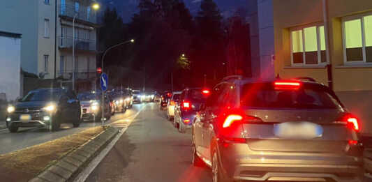 Traffico in tilt e città bloccata, Lega: “La città è ogni giorno sempre più al collasso” Code a Lecco traffico