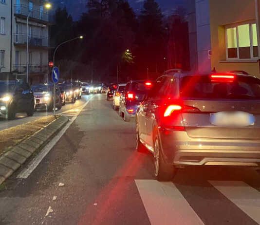 Traffico in tilt e città bloccata, Lega: “La città è ogni giorno sempre più al collasso” Code a Lecco traffico