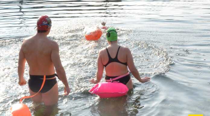 Una ventina di nuotatori sfidano le acque gelide per richiamare l’attenzione sull’ambiente