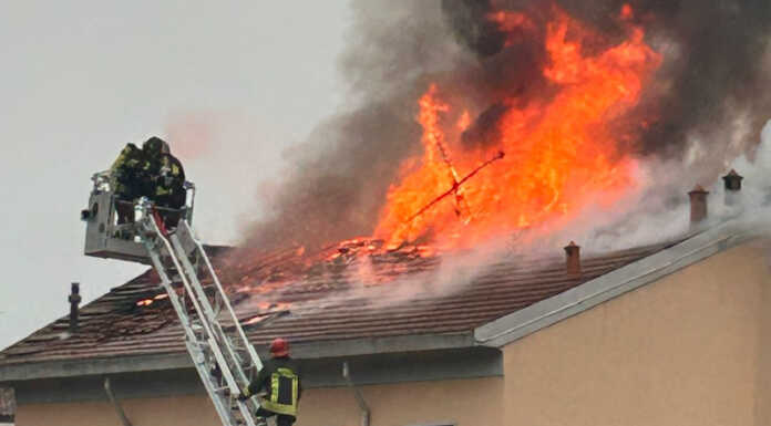 Grosso incendio a Pescarenico, persona ustionata soccorsa dai Vigili del Fuoco