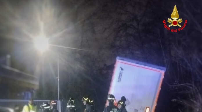 Autoarticolato in difficoltà sulla SS36: servono i Vigili del Fuoco per rimetterlo in carreggiata Rogeno camion fuori strada Vigili del fuoco