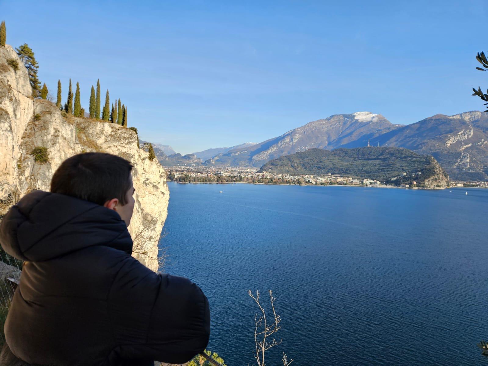 Rover della compagnia Rainbow ammirano il lago di Garda