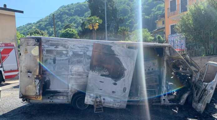 Furgone brucia ad Airuno, Vigili del Fuoco a domare le fiamme