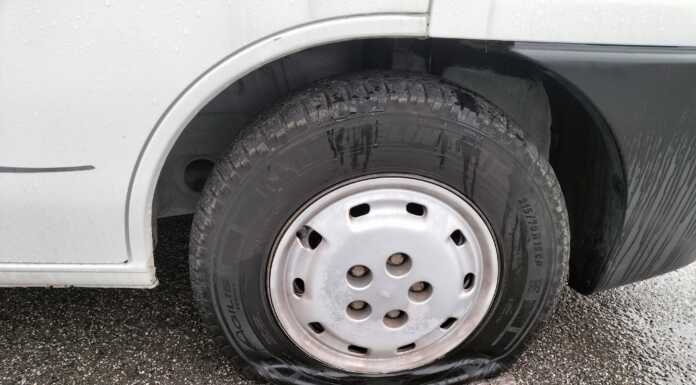 Ancora vandalismi in via Martiri di Nassirya, tagliate le gomme a un camper camper vandali gomme tagliate