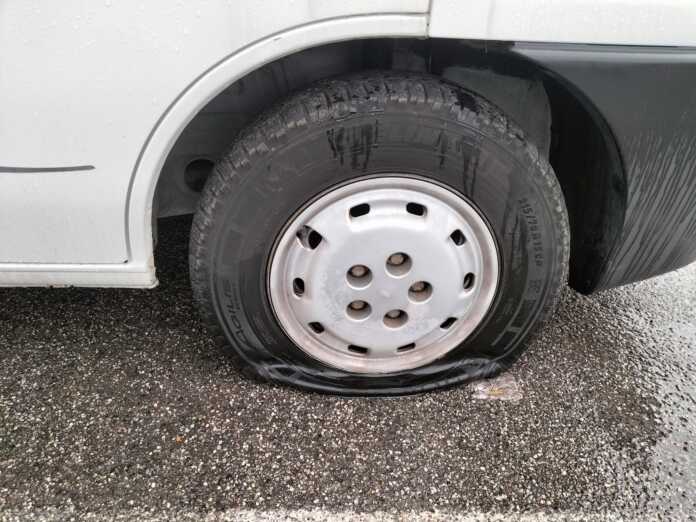 camper vandali gomme tagliate