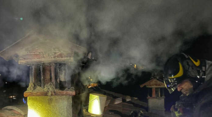 In fiamme una canna fumaria a Pasturo, intervento dei Vigili del Fuoco