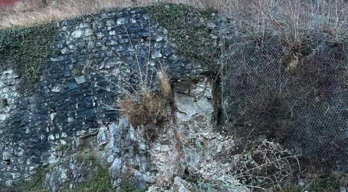 Dopo lo smottamento la Onno-Valbrona a senso unico alternato per un mese in località Ceppo