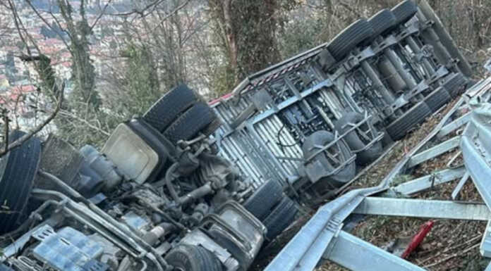 Incidente sulla SS36: camion esce di strada e si ribalta, morto il conducente incidente ss36 mandello camion ribaltato