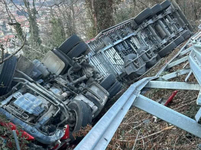 incidente ss36 mandello camion ribaltato