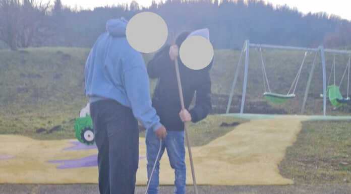 La Valletta: scopa e paletta per ripulire il parchetto vandalizzato