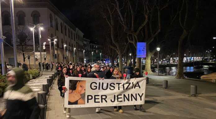 In tanti alla fiaccolata per Jennifer Alcani: “Vogliamo giustizia”