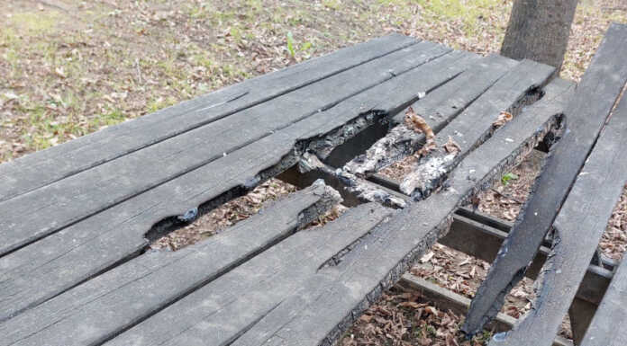 Lecco. Bruciato tavolo da picnic nel parco di via Martiri di Nassirya Vandalismo tavolino bruciato Lecco parco Martiri Nassirya