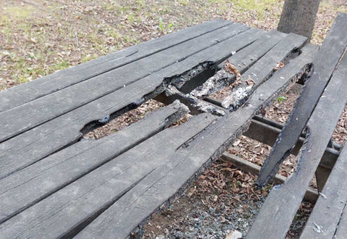 Vandalismo tavolino bruciato Lecco parco Martiri Nassirya