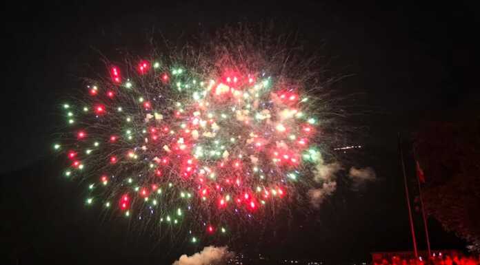 In tantissimi a Mandello per i fuochi d’artificio di San Lorenzo