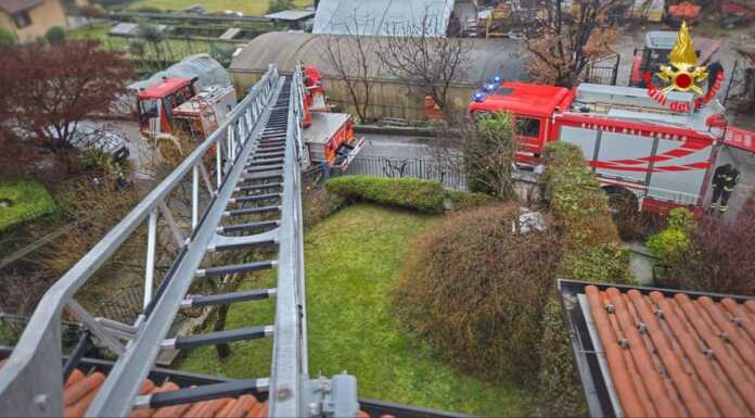 Ello: a fuoco una canna fumaria. Vigili del Fuoco sul posto con due mezzi